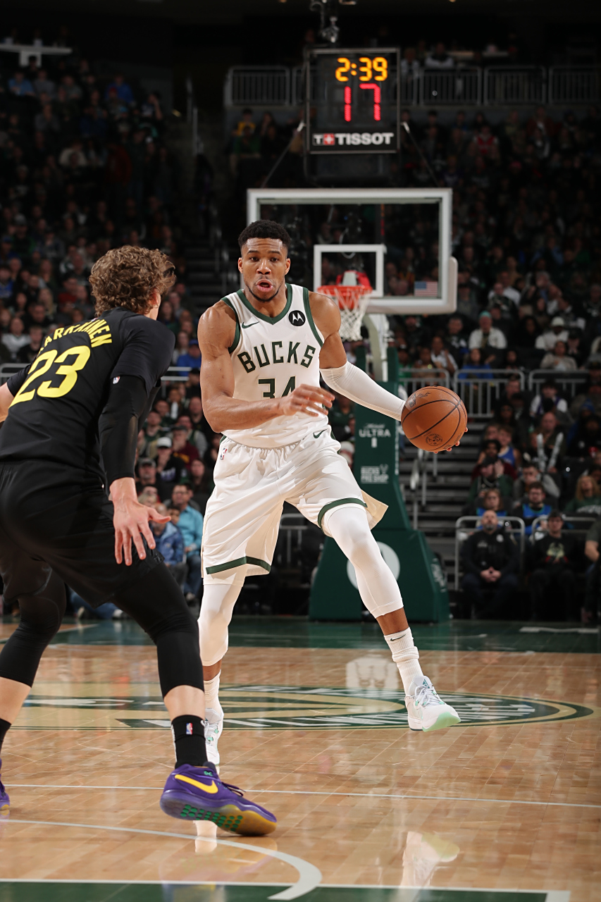 「雄鹿击败爵士,稳居东部前列」 「雄鹿击败爵士,稳居东部前列」