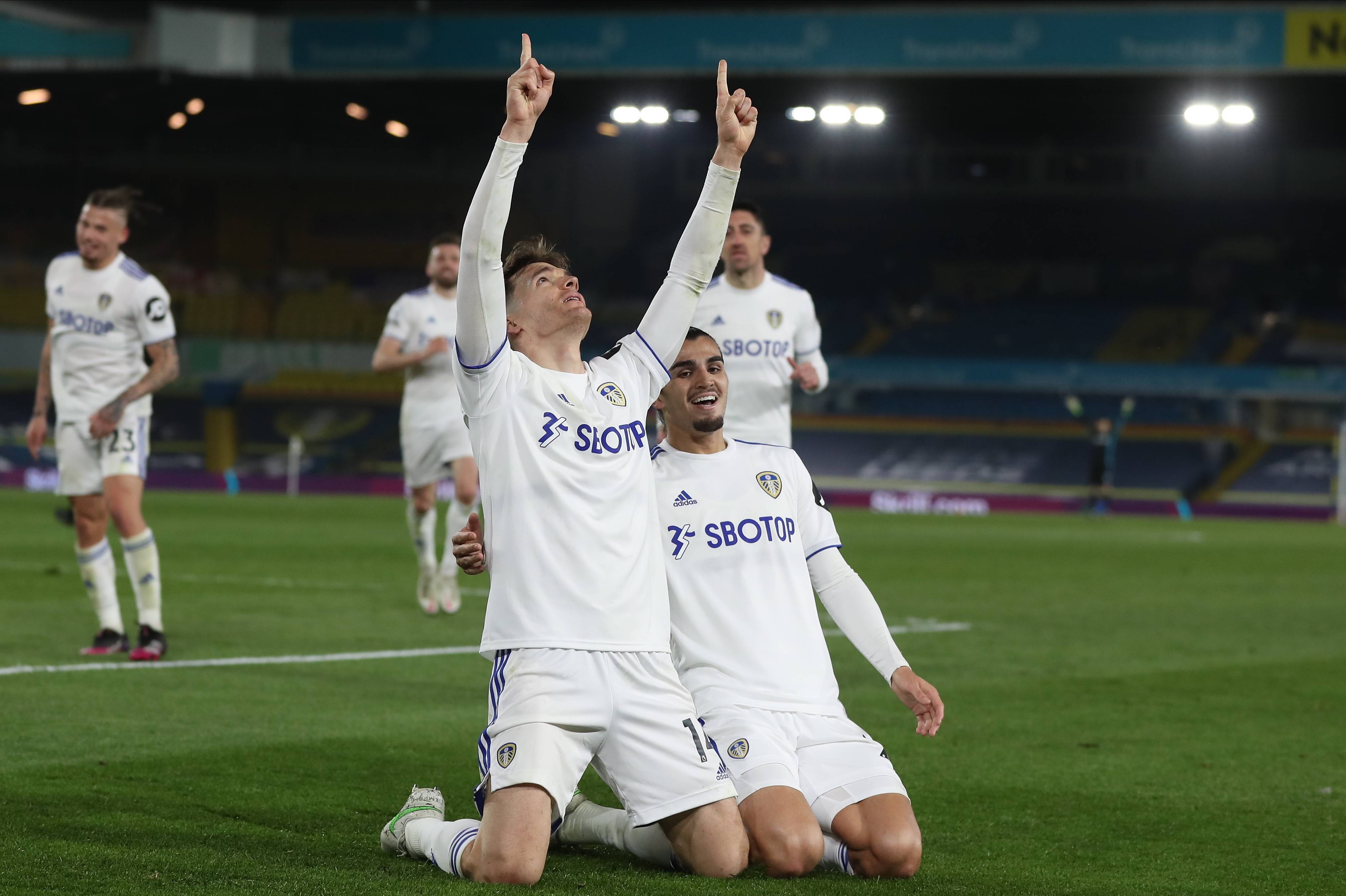 足球赛事中出现精彩进球，场面火爆