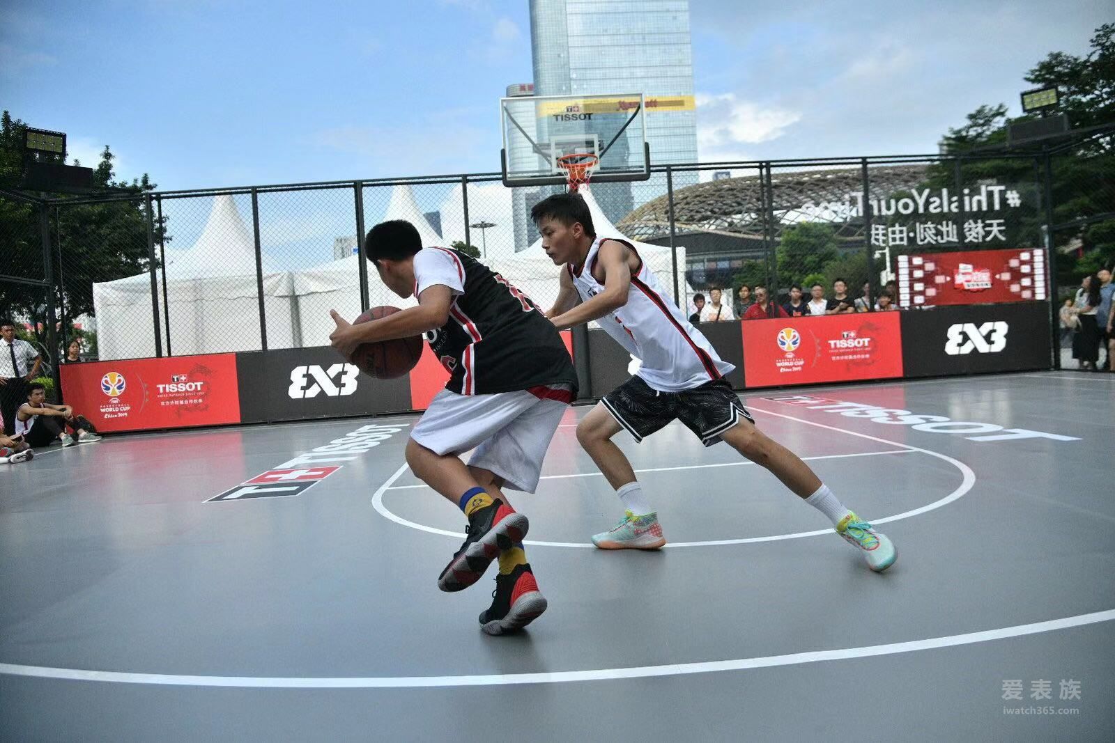 世界冠军争夺战篮球场上的英雄传说