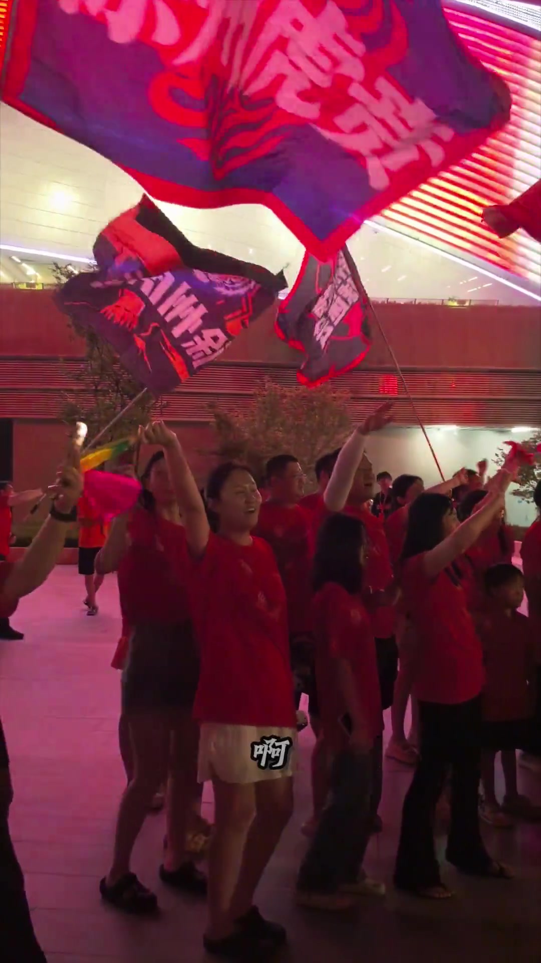 球迷们为自己心仪的球员加油助威