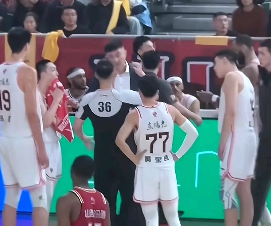 广东队主场惨败,球迷震惊失望的简单介绍 广东队主场惨败,球迷震惊失望的简单介绍