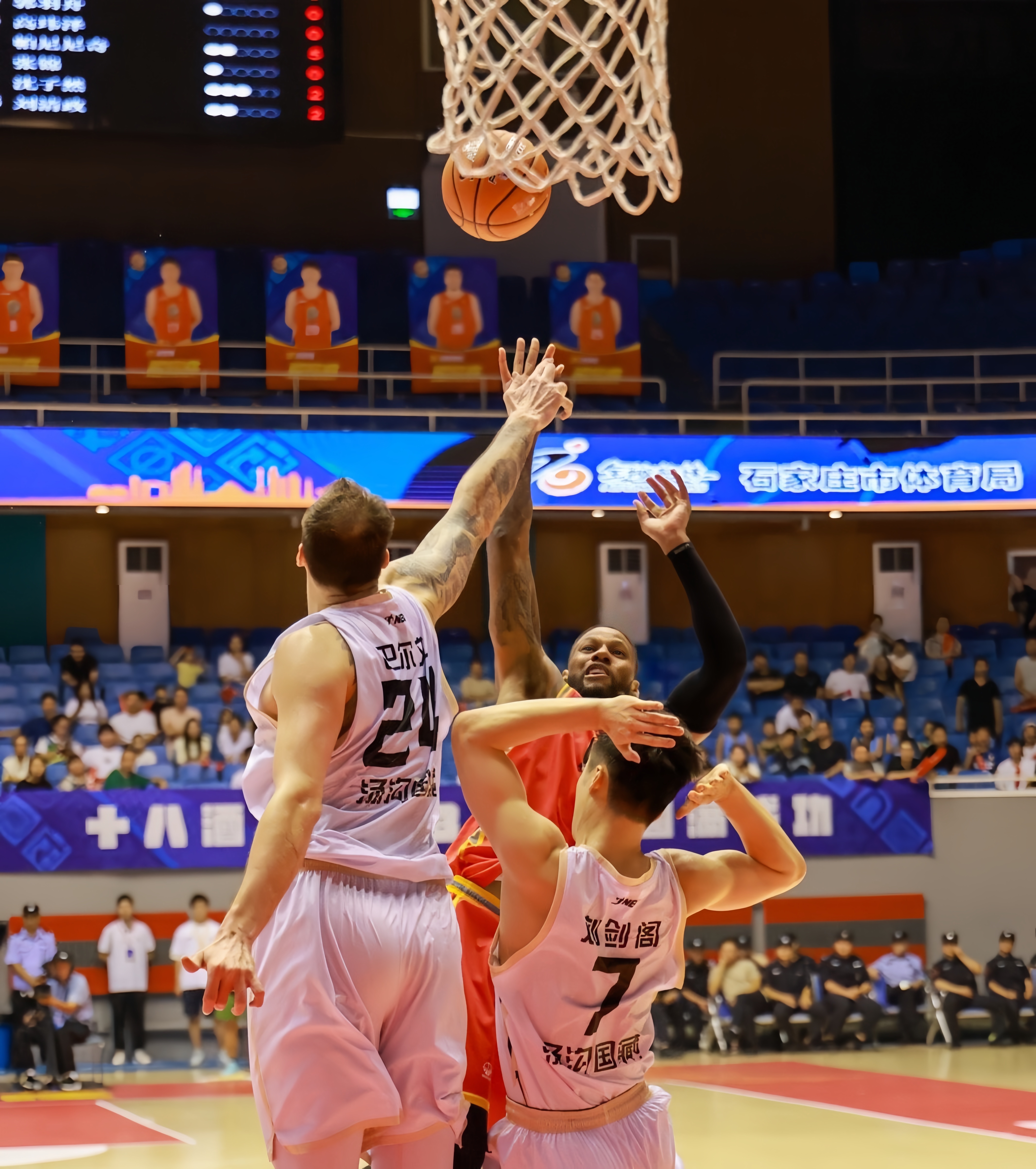 深圳男篮强劲发威,实现连胜佳绩 深圳男篮强劲发威,实现连胜佳绩