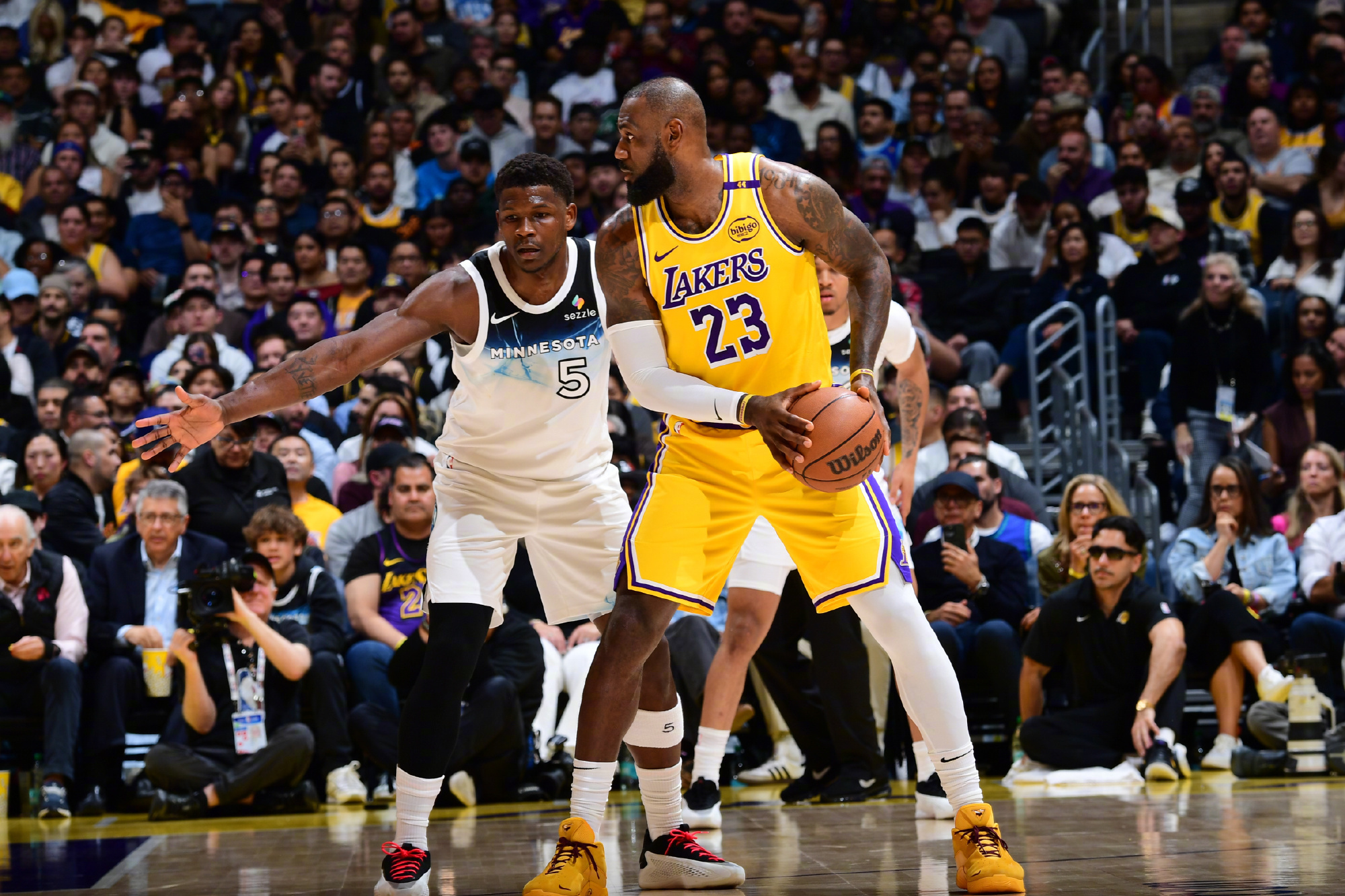 黄蜂击败森林狼,取得三连胜 黄蜂击败森林狼,取得三连胜